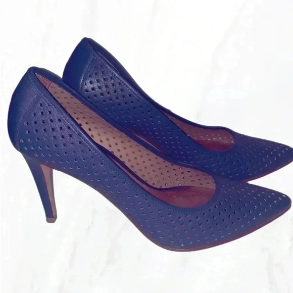 Halogen stylish comfortable classic trendy baby blue perforated leather heel 8.5 - Picture 3 of 4